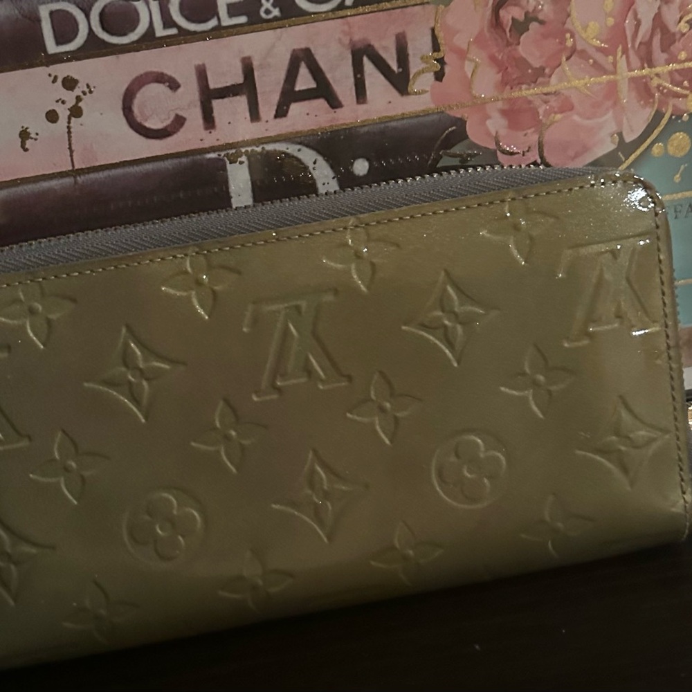 Louis Vuitton wallet . - Picture 3 of 12